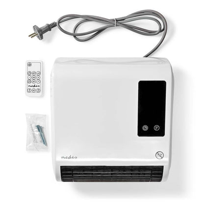Ein wandmontierter, weißer 2000-Watt-Nedis-Badheizkörper der Nedis GmbH verfügt über ein schwarzes Bedienfeld mit Ein-/Aus- und Lüftertasten. Im Lieferumfang sind ein graues Netzkabel, eine Fernbedienung mit verschiedenen Tasten und eine kleine Plastiktüt