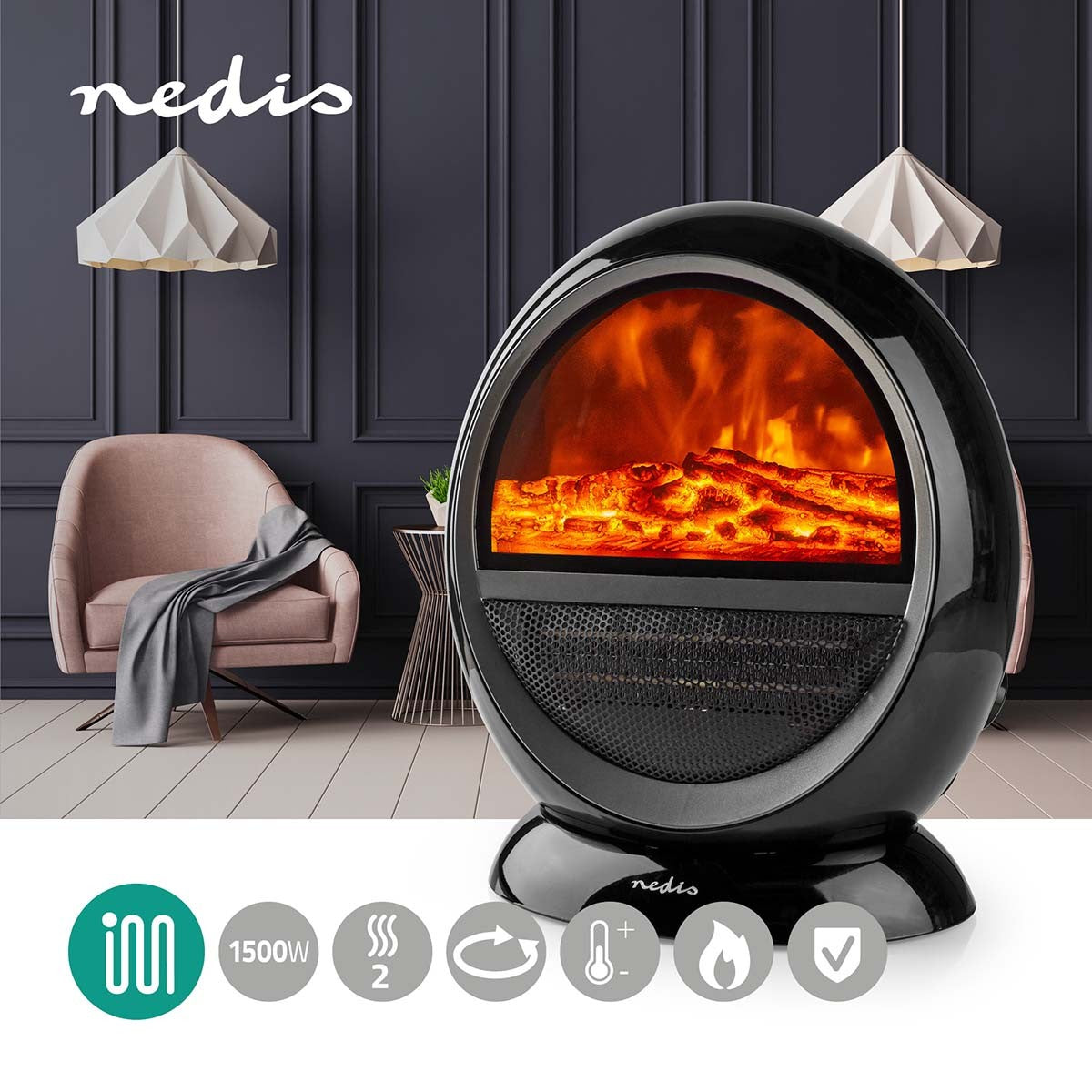 Ein schwarzer, runder Nedis Keramik-Heizlüfter mit Flammeneffekt (1000–1500 Watt, Modell HTFA21BK) steht auf einem hellen Boden, auf dem ein leuchtender Kamineffekt zu sehen ist; darunter befinden sich sechs runde Einstellungssymbole, und im Hintergrund stehen Sessel.