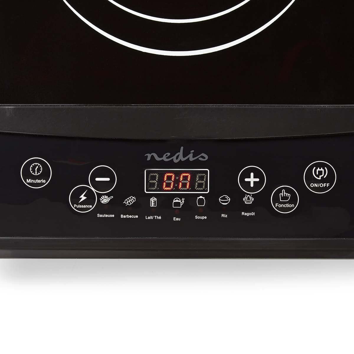 Nahaufnahme des Bedienfelds auf dem schwarzen Immersauger Nedis Induktionskochfeld mit verschiedenen Touch-Tasten. Die LCD-Anzeige zeigt „500“ in Rot an. Die Tasten umfassen Optionen für Suppe, Sautieren, Grillen, Milch, Wasser, Reis, Hot Pot, eine Timerf