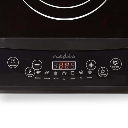 Nahaufnahme des Bedienfelds auf dem schwarzen Immersauger Nedis Induktionskochfeld mit verschiedenen Touch-Tasten. Die LCD-Anzeige zeigt „500“ in Rot an. Die Tasten umfassen Optionen für Suppe, Sautieren, Grillen, Milch, Wasser, Reis, Hot Pot, eine Timerf