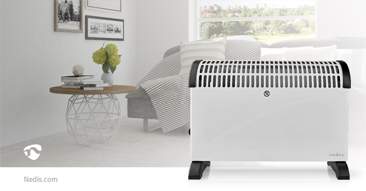 Ein modernes Wohnzimmer verfügt im Vordergrund über ein weißes Immersaugut-Konvektor-Heizgerät von Nedis mit Drehfunktion, verstellbarem Thermostat und 3 Wärmeeinstellungen, das 2000 Watt Leistung liefert. Der Raum umfasst eine weiße Couch mit einer grau-