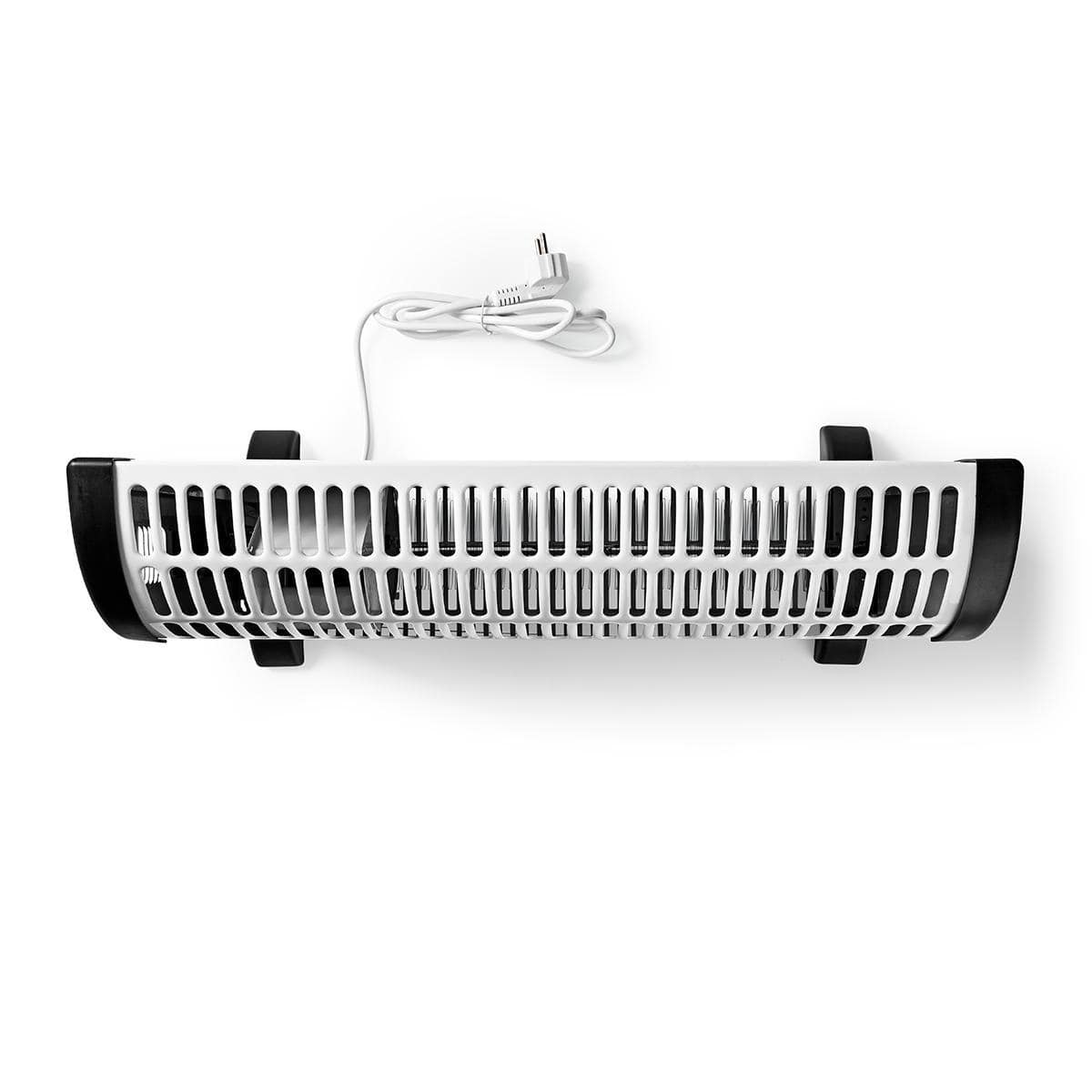 Ein weißer, horizontaler Elektroheizer mit schwarzen Enden und einer belüfteten Frontplatte. An der Rückseite ist ein weißes Kabel angebracht, auf dessen Oberseite ein zweipoliger Stecker liegt. Das Immersaugut Nedis - Konvektor Heizgerät - Konvektionshei
