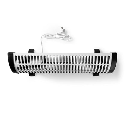 Ein weißer, horizontaler Elektroheizer mit schwarzen Enden und einer belüfteten Frontplatte. An der Rückseite ist ein weißes Kabel angebracht, auf dessen Oberseite ein zweipoliger Stecker liegt. Das Immersaugut Nedis - Konvektor Heizgerät - Konvektionshei