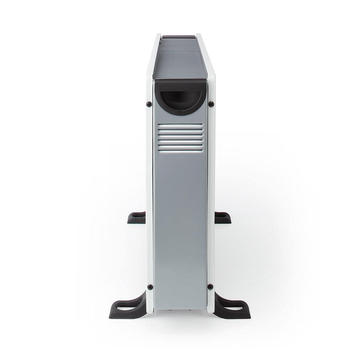 In einer Seitenansicht ist ein silber-schwarzer Computerturm mit schlankem, vertikalem Design zu sehen. Er verfügt über Lüftungsgitter und einen kreisförmigen Ausschnitt im oberen Bereich und bietet Stabilität auf schwarzen Füßen an der Basis. Der Turm en