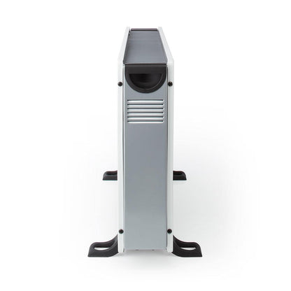 In einer Seitenansicht ist ein silber-schwarzer Computerturm mit schlankem, vertikalem Design zu sehen. Er verfügt über Lüftungsgitter und einen kreisförmigen Ausschnitt im oberen Bereich und bietet Stabilität auf schwarzen Füßen an der Basis. Der Turm en