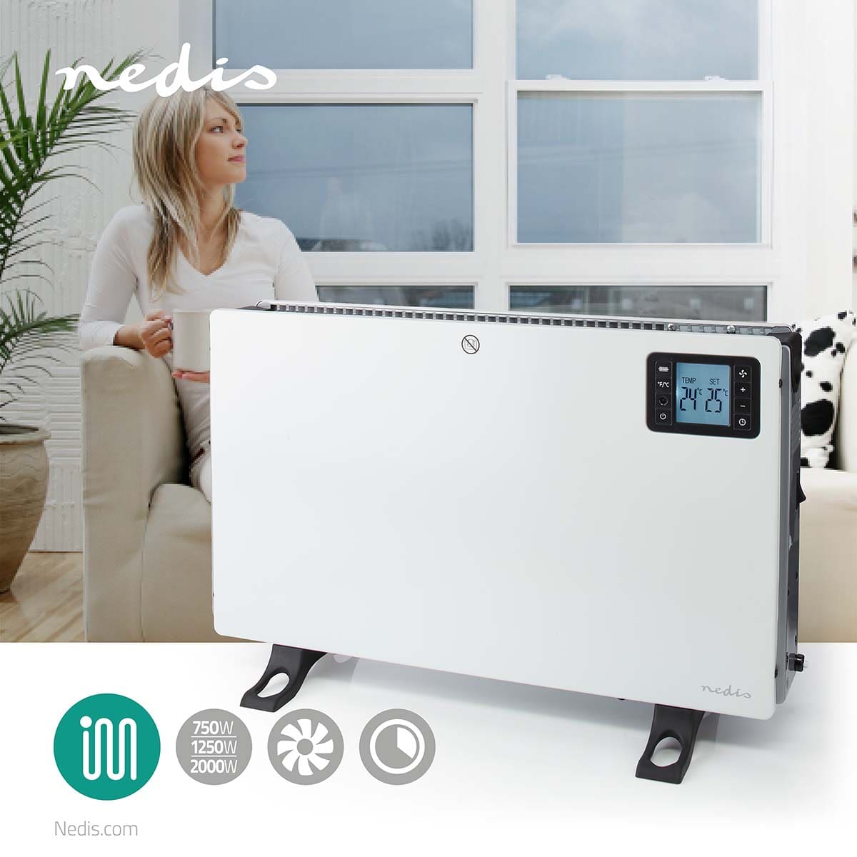 Eine Frau sitzt auf einem weißen Sofa und blickt durch große Fenster im Hintergrund nach draußen. Im Vordergrund ist ein Immersaugut-Konvektor-Heizgerät von Nedis mit LCD-Display zu sehen, das Temperatureinstellungen und Symbole für die Leistungsstufen an