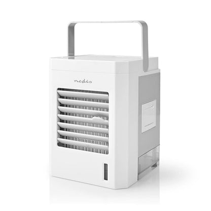 Ein schlanker und minimalistischer weißer Immersauger Nedis - Mini-Luftkühler - Tischventilator mit Befeuchtung, USB-Anschluss, 56 m³/h, 51 dB mit rechteckiger Form und einem Griff an der Oberseite. Die Vorderseite verfügt über horizontale Belüftungsöffnu