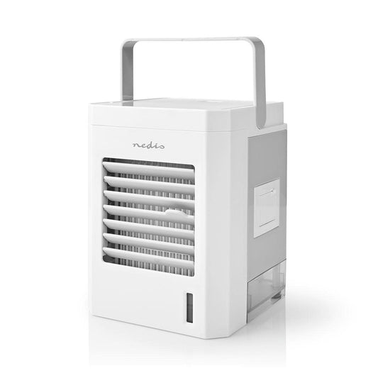 Ein schlanker und minimalistischer weißer Immersauger Nedis - Mini-Luftkühler - Tischventilator mit Befeuchtung, USB-Anschluss, 56 m³/h, 51 dB mit rechteckiger Form und einem Griff an der Oberseite. Die Vorderseite verfügt über horizontale Belüftungsöffnu