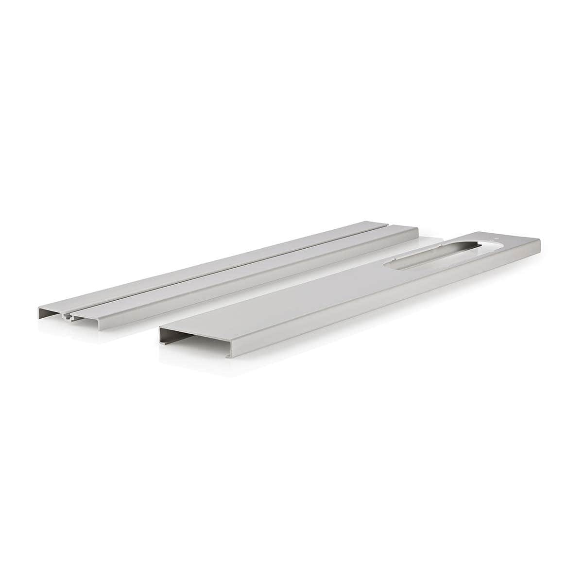 Dieses Bild zeigt zwei silberfarbene lineare Objekte aus Metall oder Kunststoff mit flachen Oberflächen. Das Objekt links ist ein einzelner, massiver rechteckiger Streifen. Das Objekt rechts weist oben einen Ausschnitt auf. Sie sind auf einem weißen Hinte