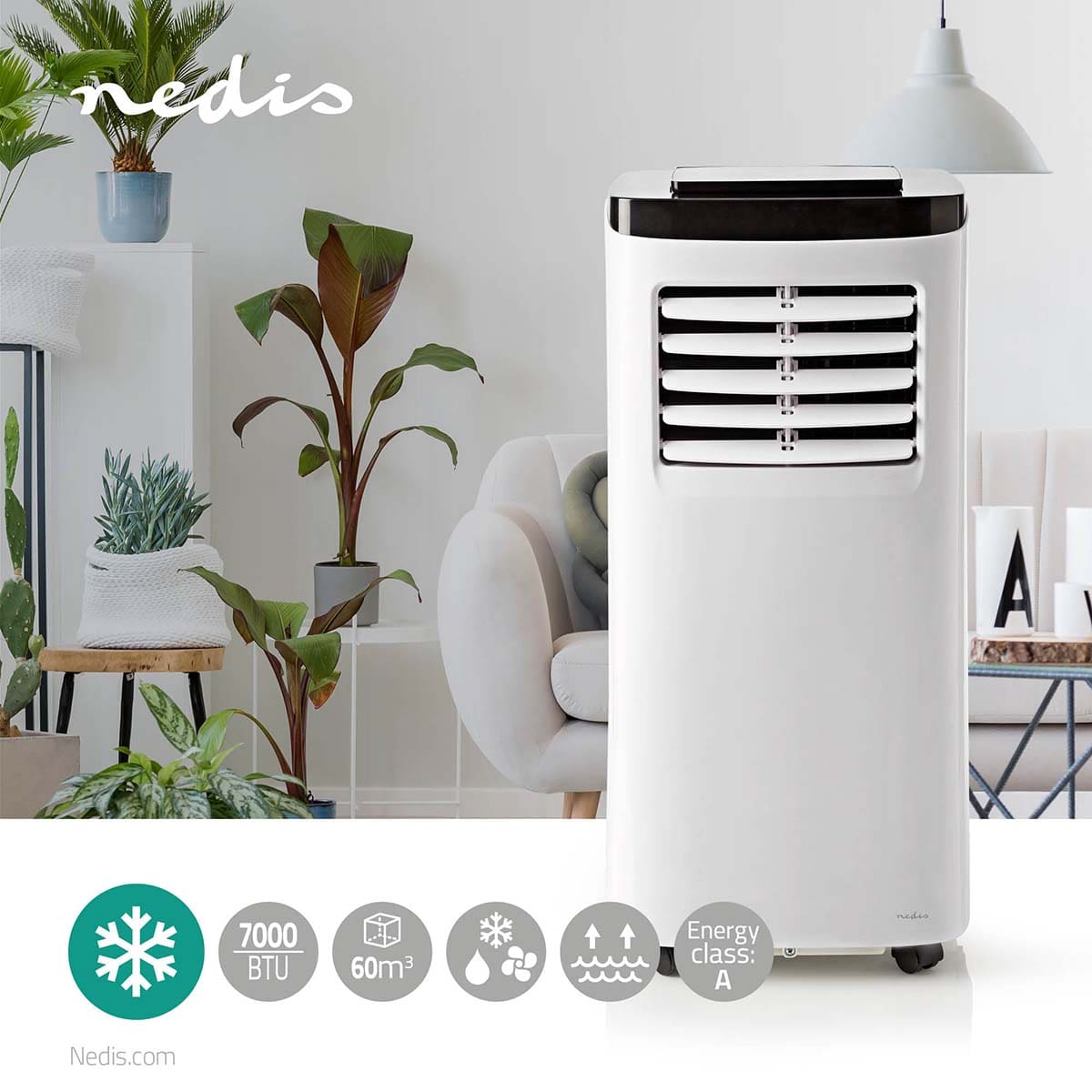 Ein Immersaugut von Nedis – Mobile Klimaanlage mit Energieklasse A – Kühlkapazität: 7000 BTU, max. Raumgröße: 60 m³, 300 m³/h, 65 dB in einem stilvollen, modernen Wohnzimmer mit Pflanzen und zeitgenössischen Möbeln. Das 3-in-1-Gerät verfügt über einstellb
