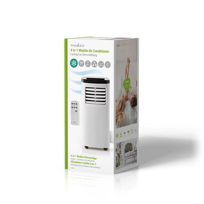Das Bild zeigt eine bunte Schachtel für ein Immersaugut von Nedis – Mobile Klimaanlage mit Energieklasse A – Kühlkapazität: 7000 BTU, max. Raumgröße: 60 m³, 300 m³/h, 65 dB. Auf der Vorderseite der Schachtel ist ein Bild der energieeffizienten tragbaren E