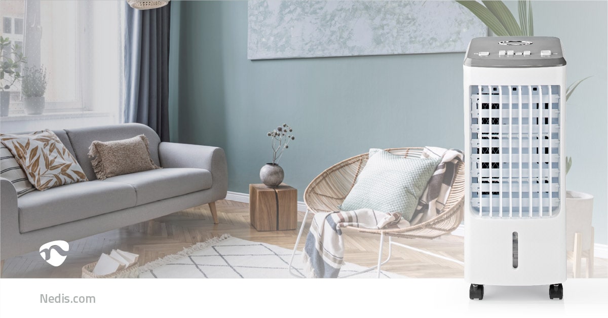 Ein stilvolles Wohnzimmer mit einem hellgrauen Sofa, das mit gemusterten Kissen geschmückt ist, einem runden Couchtisch aus Holz mit einer Vase und einem Korbstuhl, der mit einer gestreiften Decke drapiert ist. Auf der rechten Seite befindet sich ein ener