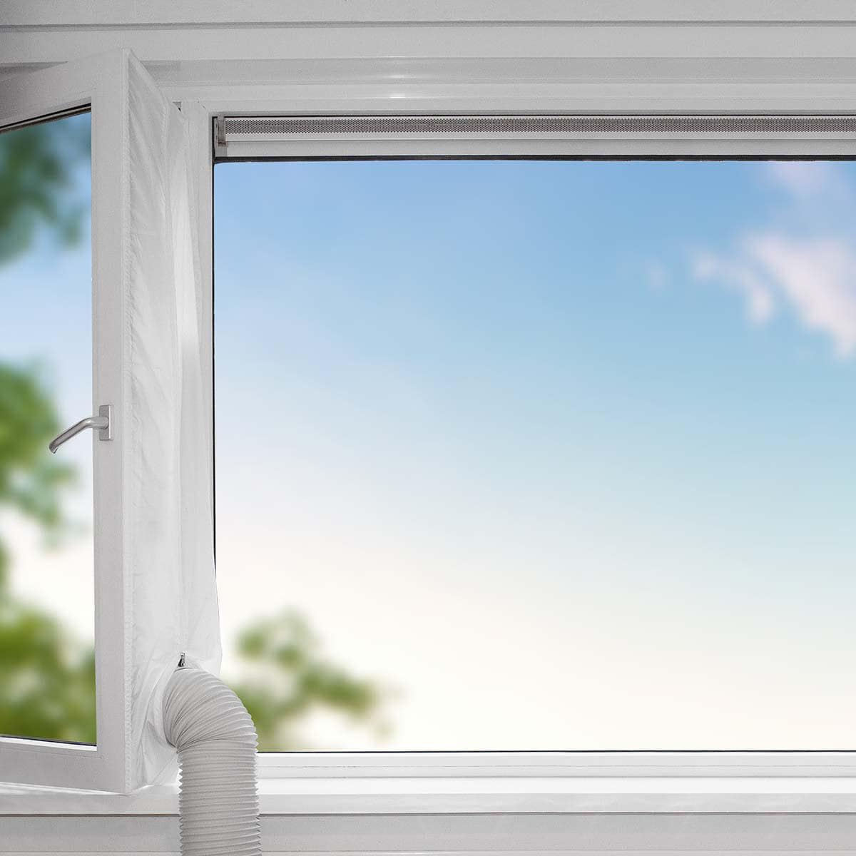 Ein offenes, weiß gerahmtes Fenster mit angeschlossenem Abluftschlauch einer Klimaanlage von einem mobilen Immersaugut Nedis – Fensterdichtung für Klimaanlagen – Abluftschlauch, Länge 400 cm, einfache Installation. Draußen sind verschwommene grüne Baumblä