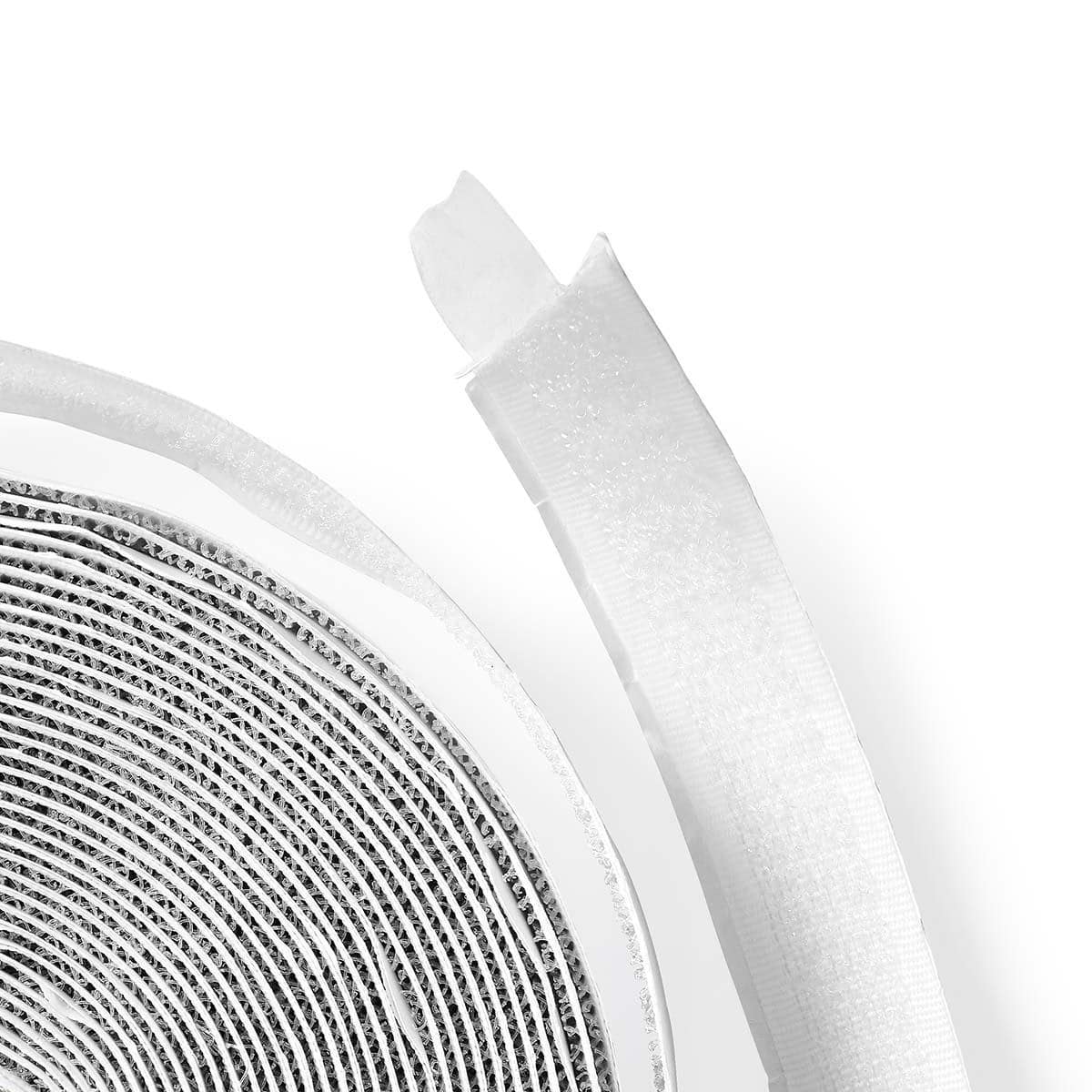 Eine Nahaufnahme einer Rolle weißen Klettbands (allgemein als Velcro bekannt). Die Rolle ist teilweise abgewickelt, sodass sowohl die Haken- als auch die Schlaufenseite sichtbar sind. Der schlichte weiße Hintergrund betont die Struktur und Details und mac