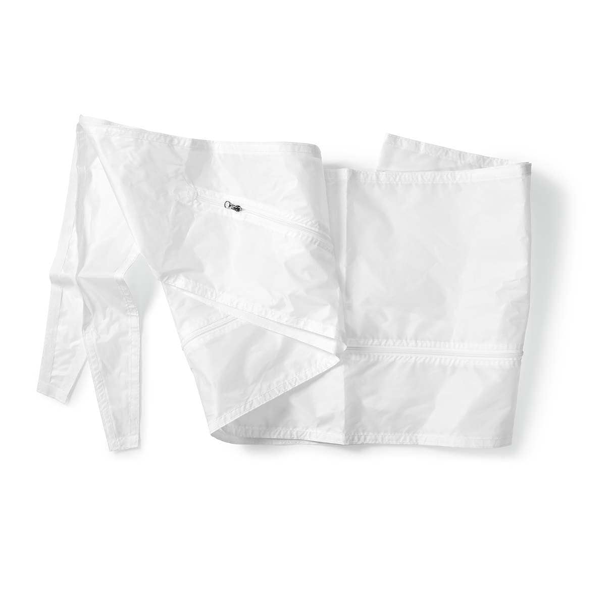 Abgebildet ist ein weißer, leichter Wäschesack aus wasserfestem Material. Der Beutel ist geöffnet und zeigt den durchscheinenden Stoff und die Nähte. In der Mitte ist ein Reißverschluss mit einem kleinen Metallanhänger zu sehen, zusammen mit einem Griff i