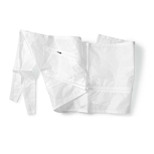 Abgebildet ist ein weißer, leichter Wäschesack aus wasserfestem Material. Der Beutel ist geöffnet und zeigt den durchscheinenden Stoff und die Nähte. In der Mitte ist ein Reißverschluss mit einem kleinen Metallanhänger zu sehen, zusammen mit einem Griff i