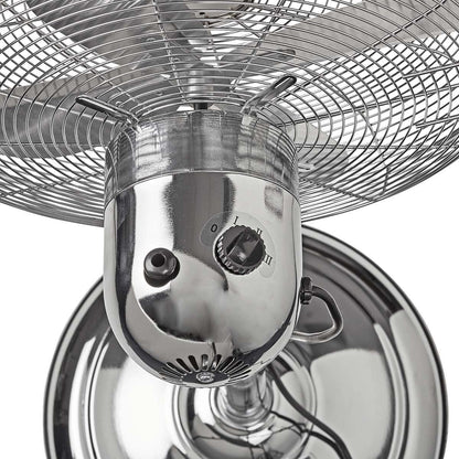 Schließen Sie die Ne - Standventilator in Silber, markieren Sie die Steuerung unter dem Schutzgitter Das Panel verfügt über einen schwarzen Schalter, eine drei-Geschwindigkeits-Wählscheibe und eine Anzollation oben Die glänzende Oberfläche und das moderne