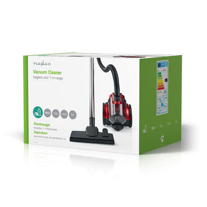 Karton eines Immersauger-Staubsaugers mit überwiegend grün-weißem Design. Der Karton zeigt ein Bild des rot-schwarzen Nedis - Staubsauger ohne Beutel - 700 W. 1,5 l Staubkapazität, Hepa-Filter, Anthrazit/Rot, der einen langen Griff hat. Der Text hebt Merk