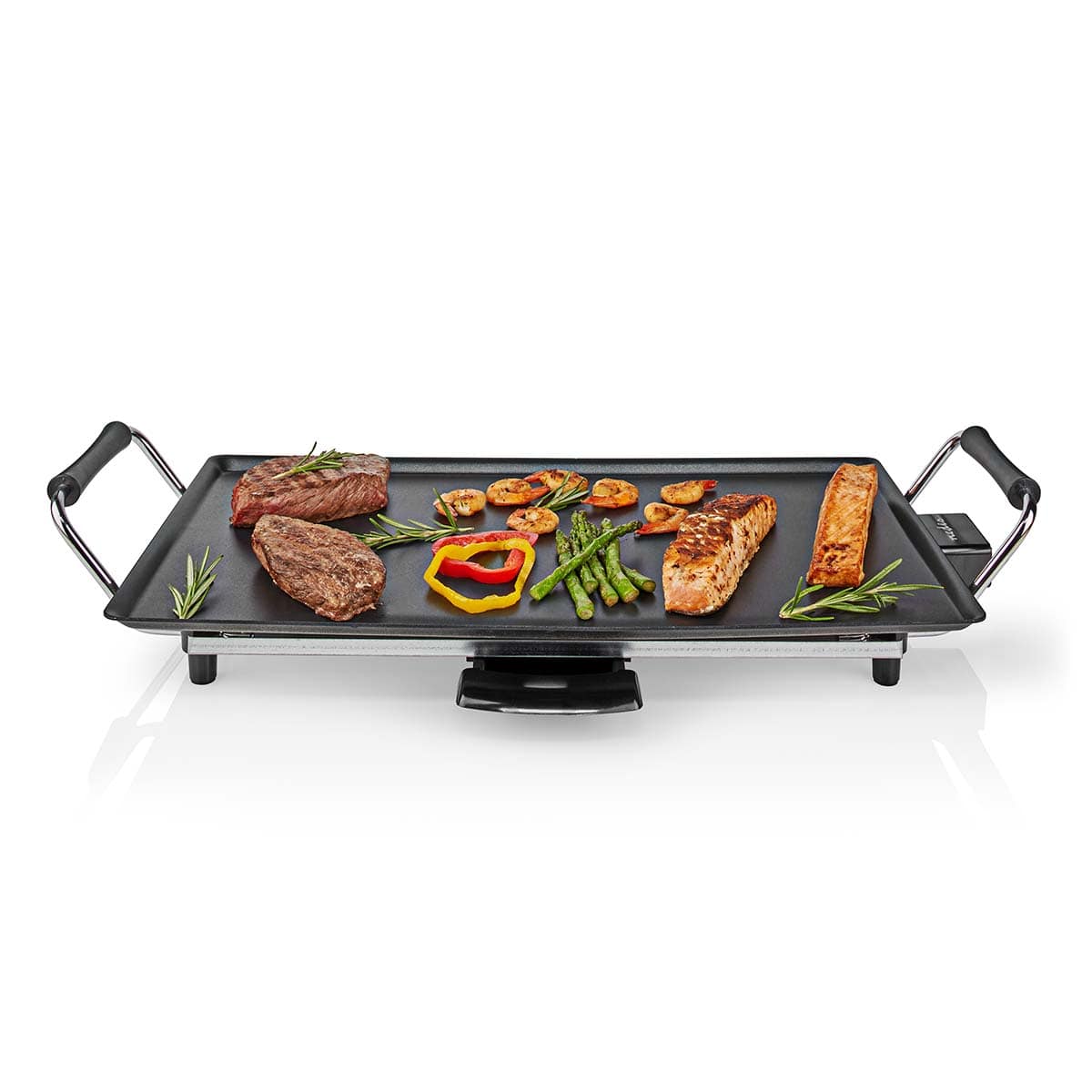 Ein rechteckiger Nedis Teppanyaki-Tischgrill von immer-saugut mit coolen schwarzen Griffen präsentiert eine Reihe von Grillgerichten. Es gibt drei Fleischstücke, zwei Lachsscheiben, mehrere Garnelen, Paprika und Spargelstangen. Die Grillplatte verfügt übe