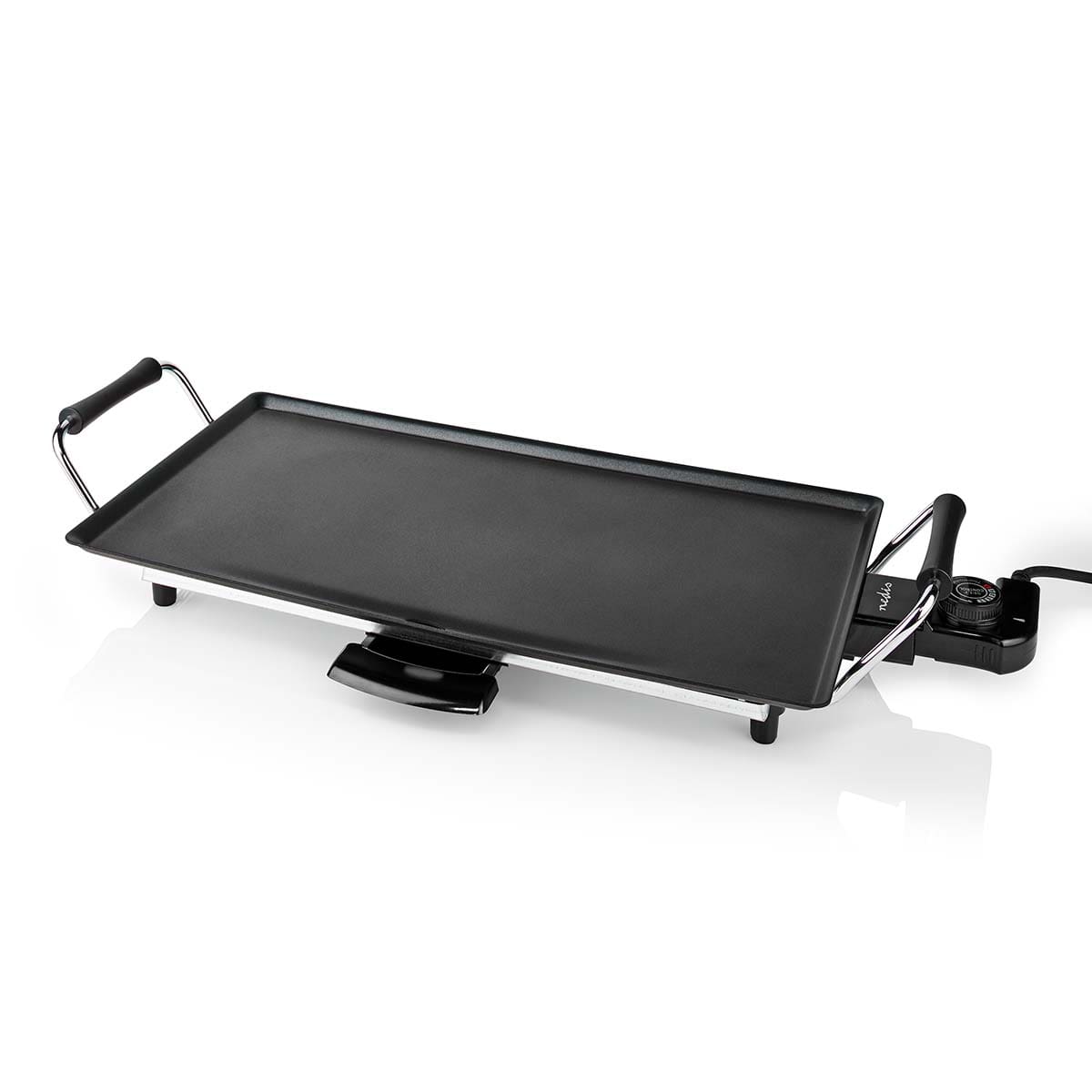 Abgebildet ist ein schwarzer Nedis Teppanyaki-Tischgrill von immer-saugut mit einer rechteckigen Grillfläche von 47,5 x 26,5 cm. Er verfügt über Cool-Touch-Griffe aus Silber an beiden Enden und eine herausnehmbare Fettauffangschale darunter. Die elektrisc