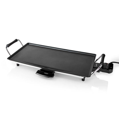 Abgebildet ist ein schwarzer Nedis Teppanyaki-Tischgrill von immer-saugut mit einer rechteckigen Grillfläche von 47,5 x 26,5 cm. Er verfügt über Cool-Touch-Griffe aus Silber an beiden Enden und eine herausnehmbare Fettauffangschale darunter. Die elektrisc