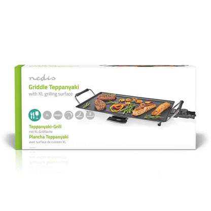 Eine Produktverpackung für den immersaugfähigen Nedis Teppanyaki-Tischgrill mit einer Grillfläche von 47,5 x 26,5 cm. Auf der Vorderseite der Verpackung ist ein Bild der Grillplatte zu sehen, auf der verschiedene Lebensmittel wie Gemüse, Fleisch und Meere