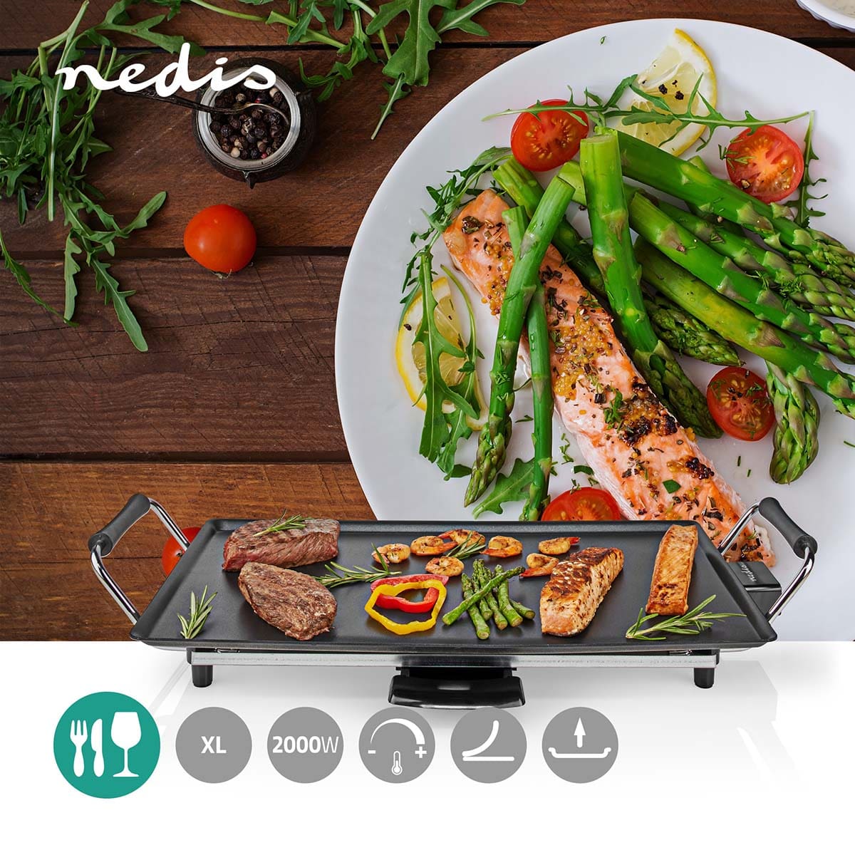 Ein rechteckiger Tepanyaki-Tischgrill von immer-saugut mit Rindfleisch, Hähnchen, Paprika, Spargel und grünen Bohnen wird neben einem Teller mit gegrilltem Lachs, Kirschtomaten, Spargel und Rucola ausgestellt. Das „immer-saugut“-Logo befindet sich in der 