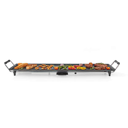 Ein langer, rechteckiger Immersaugut-Teppanyaki-Tischgrill von Nedis mit gleichmäßig auf seiner 90 x 23 cm großen Grillfläche verteilten Speisen. Die Grillplatte hat zwei schwarze Griffe auf jeder Seite und eine silberne Basis. Dank der Antihaftbeschichtu