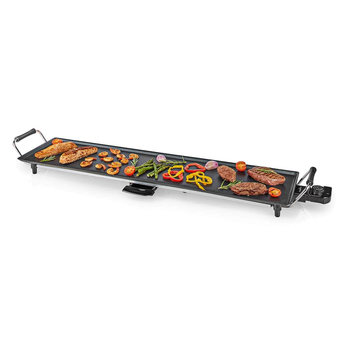 Ein langer, rechteckiger Immersaugut-Teppanyaki-Tischgrill von Nedis, auf dem Lebensmittel wie Steaks, Hühnchenstücke, Pilze, Paprika, Garnelen und Kirschtomaten gegart werden. Die Grillplatte verfügt über silberne Griffe und Beine sowie einen einstellbar
