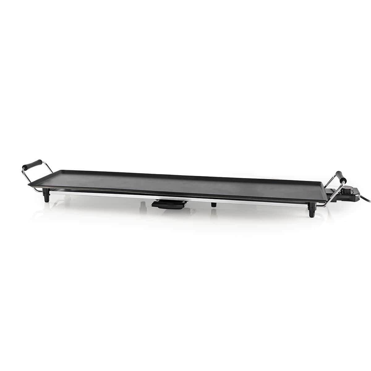 Ein langer, rechteckiger Teppanyaki-Tischgrill von immer-saugut verfügt über eine schwarze Antihaftbeschichtung. Die Grillplatte ist beidseitig mit Metallgriffen ausgestattet und verfügt über einen einstellbaren Thermostat-Regler auf der rechten Seite. Si