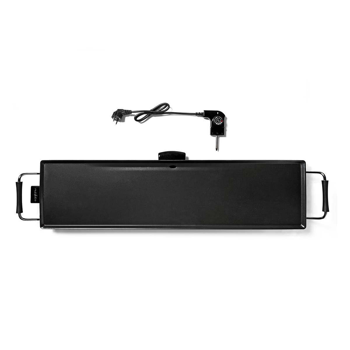 Ein langer, rechteckiger schwarzer Nedis Teppanyaki-Tischgrill von immer-saugut mit Griffen an beiden Enden. Das Stromkabel mit angeschlossenem Thermostatregler befindet sich über der 90 x 23 cm großen Grillplatte. Die glatte, geräumige Oberfläche ist ant