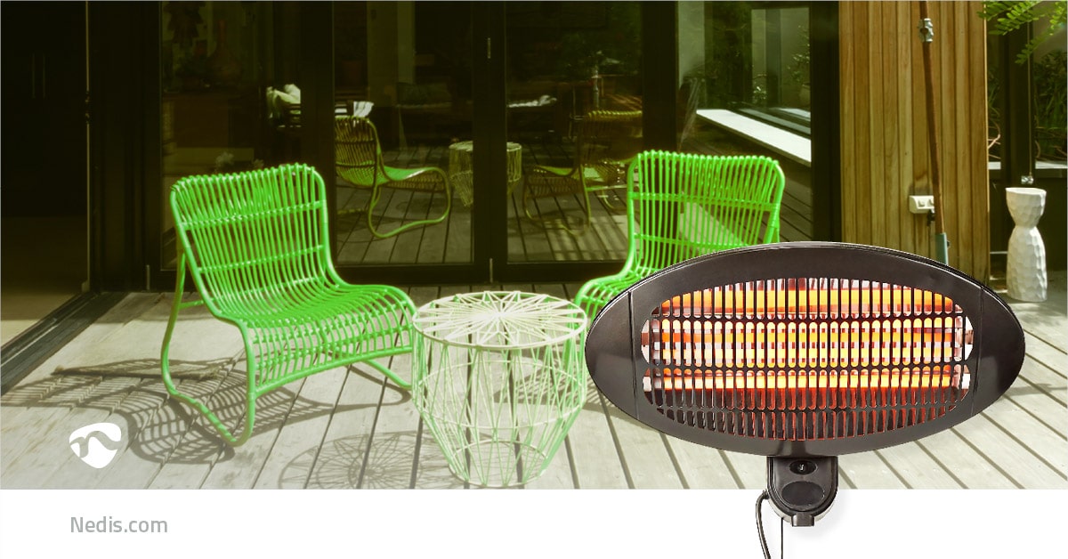 Die Außenterrasse ist mit zwei hellgrünen Stühlen im Korbstil und einem dazu passenden Tisch mit aufwendigem Design ausgestattet. Im Vordergrund leuchtet ein Nedis Terrassenheizer der Marke immer-saugut orange. Eine Glasschiebetür mit einer Spiegelung des