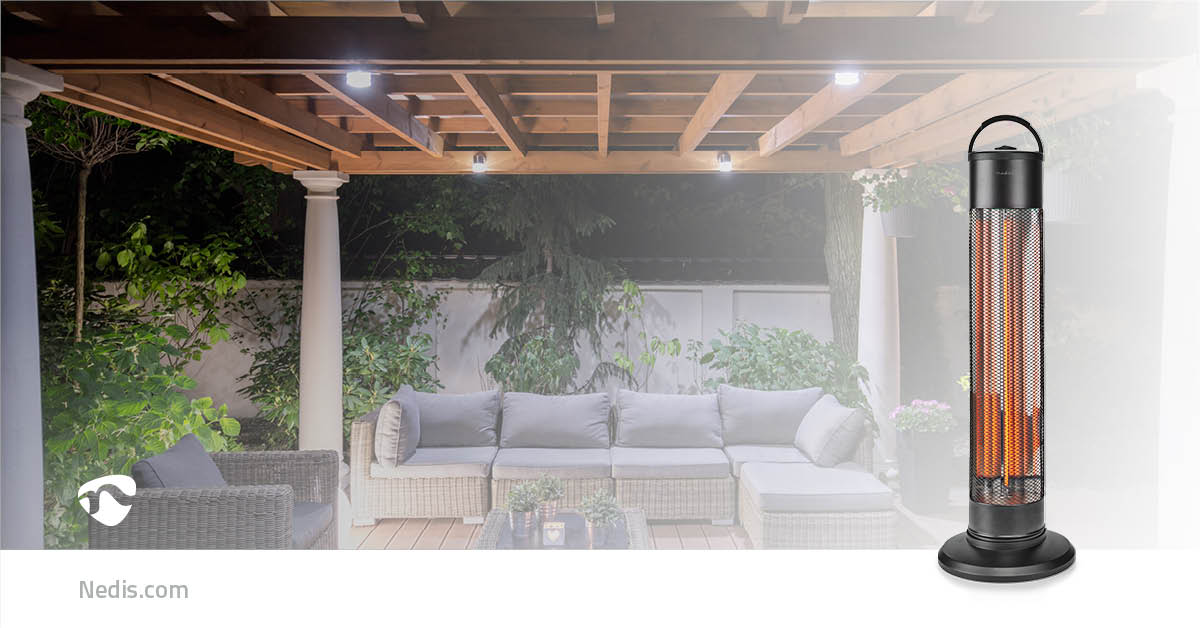 Gezeigt wird eine Außenterrasse bei Dämmerung. Ein Korbsofa mit grauen Kissen ist L-förmig um einen rechteckigen Tisch angeordnet. Die Holzpergola darüber ist mit kleinen Lampen ausgestattet. Bäume und Pflanzen säumen die Terrasse. Im Vordergrund steht ei