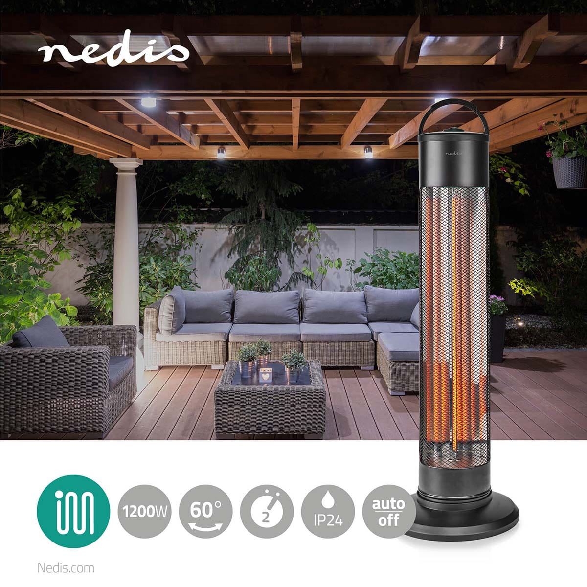 Auf einer Außenterrasse steht ein hoher, schwarzer Nedis Terrassenheizstrahler auf einem Holzdeck, neben einem grauen Lounge-Set aus Korbgeflecht mit passendem Couchtisch. Die überdachte Pergola ist mit Lichtern geschmückt, die eine gemütliche Atmosphäre 