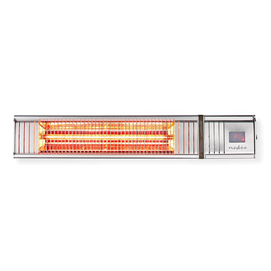 Ein rechteckiger silberner Nedis-Terrassenheizer - Terrassenheizstrahler der Marke immer-saugut mit einem sichtbaren orangefarbenen Heizelement in der Mitte. Dieser 2000-Watt-Infrarotstrahler verfügt über ein kleines digitales Anzeigedisplay auf der recht