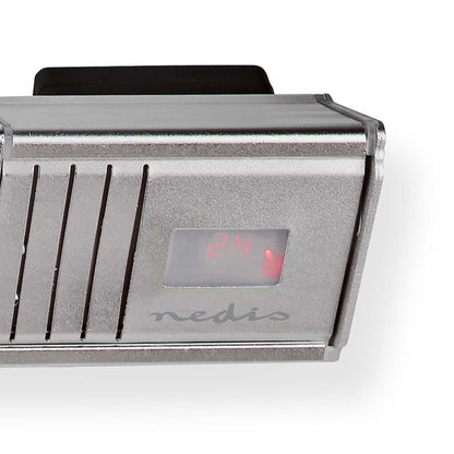 Das Bild zeigt eine Nahaufnahme eines Terrassenheizstrahlers der Marke immer-saugut mit einem metallisch-silbernen Gehäuse. Er verfügt über einen kleinen rechteckigen Bildschirm, auf dem die Zahl „24“ in roten Ziffern angezeigt wird. Links vom Bildschirm 