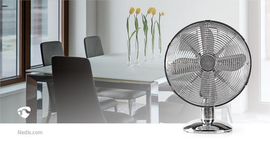In einem Büro-Besprechungsraum steht ein moderner Tisch mit acht schwarzen Stühlen. Auf dem Tisch stehen vier hohe Vasen, in denen jeweils eine einzelne gelbe Tulpe steht. Im Vordergrund ist ein Nedis - Tischventilator - 3 Leistungsstufen, einfache Bedien