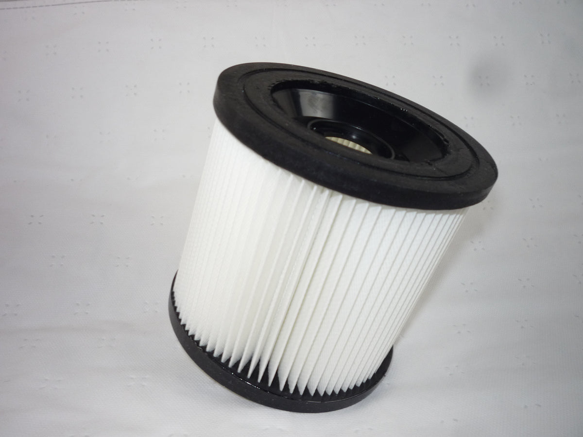 Ein zylindrisch gefalteter weißer Filter kompatibel mit Kärcher NT 22/1 Ap L von immer-saugut, mit schwarzen Kunststoff-Endkappen und sichtbarem Mittelloch, liegt auf einer weiß gepunkteten Fläche - ideales Staubsaugerzubehör, passend für Modelle wie 2.88