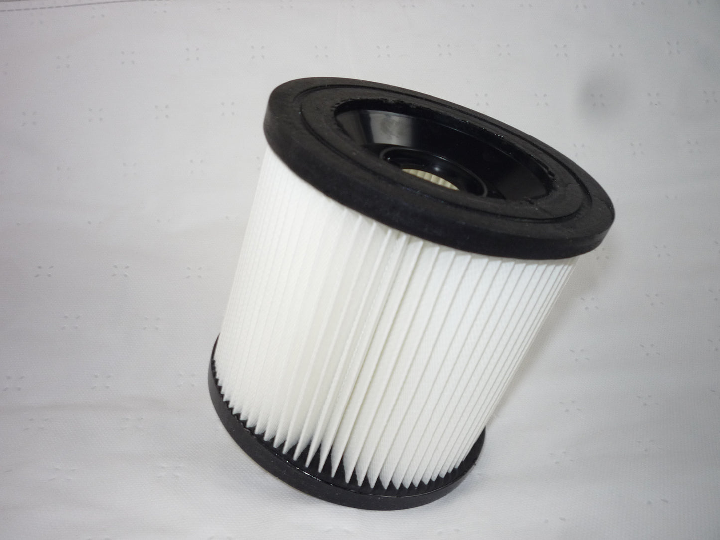 Der immer-saugut 1 Filter, kompatibel mit Baier Entstauber BSS 306L, verfügt über plissiertes weißes Papier mit schwarzen Kunststoff-Endkappen. Die Ersatzfilter/Filterpatrone sieht unbenutzt aus und ist für eine effektive Staubabsaugung konzipiert.