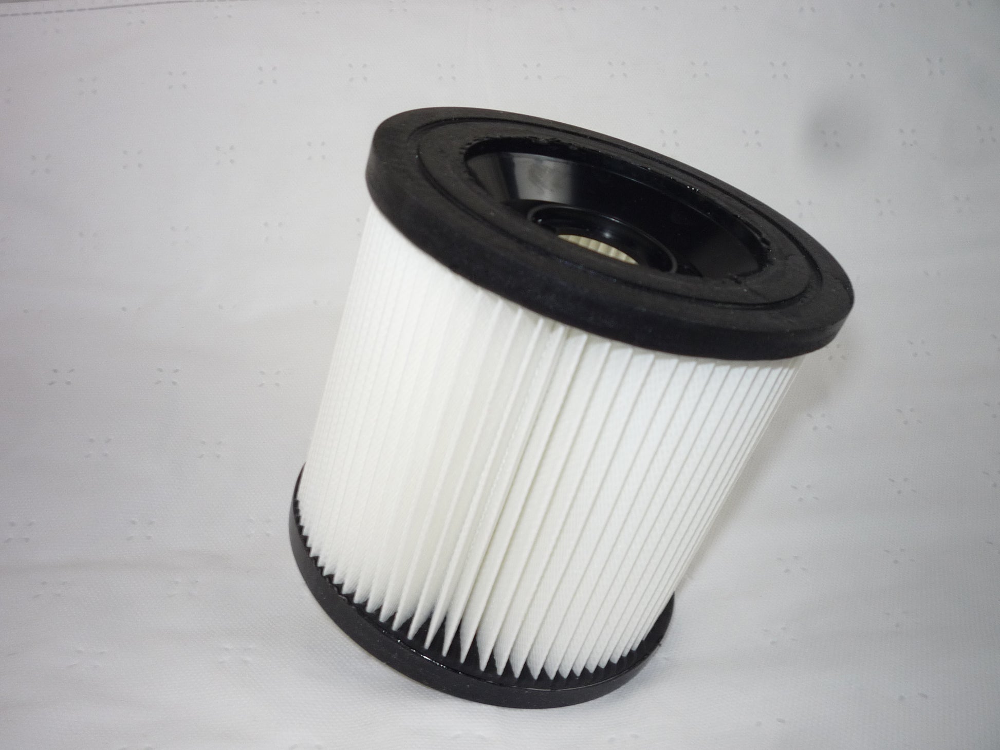 Der immer-saugut 1 Filter, kompatibel mit Baier Entstauber BSS 306L, verfügt über plissiertes weißes Papier mit schwarzen Kunststoff-Endkappen. Die Ersatzfilter/Filterpatrone sieht unbenutzt aus und ist für eine effektive Staubabsaugung konzipiert.