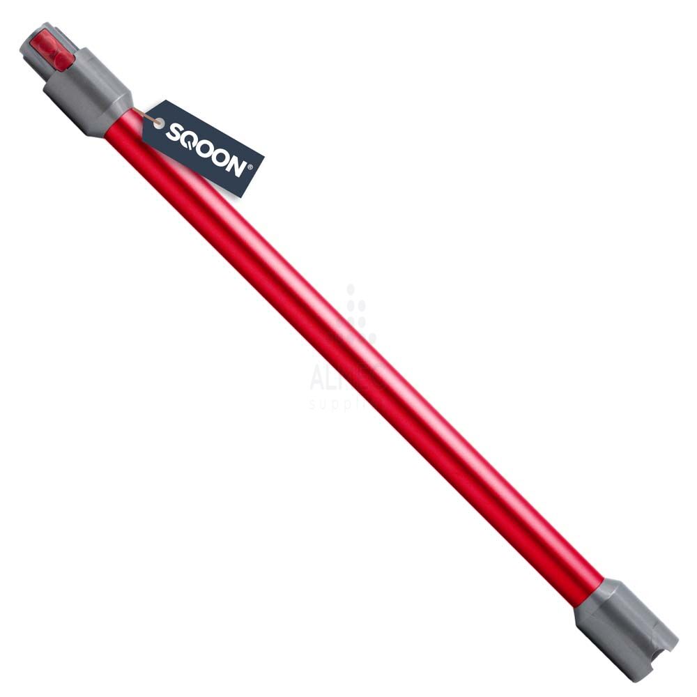 Ein rotes, zylindrisches Saugrohr Dyson V7, V8, V10 und V11 rot kompatibel by immer-saugut, mit grauen Kunststoffbeschlägen an beiden Enden und einem kleinen schwarzen "SQOON"-Anhänger in der Nähe des oberen Endes, diagonal auf weißem Hintergrund dargeste