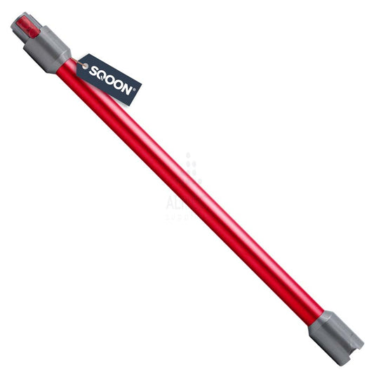 Ein rotes, zylindrisches Saugrohr Dyson V7, V8, V10 und V11 rot kompatibel by immer-saugut mit grauen Kunststoffbeschlägen und einem schwarzen "SQOON"-Anhänger an einem Ende steht schräg auf weißem Hintergrund.