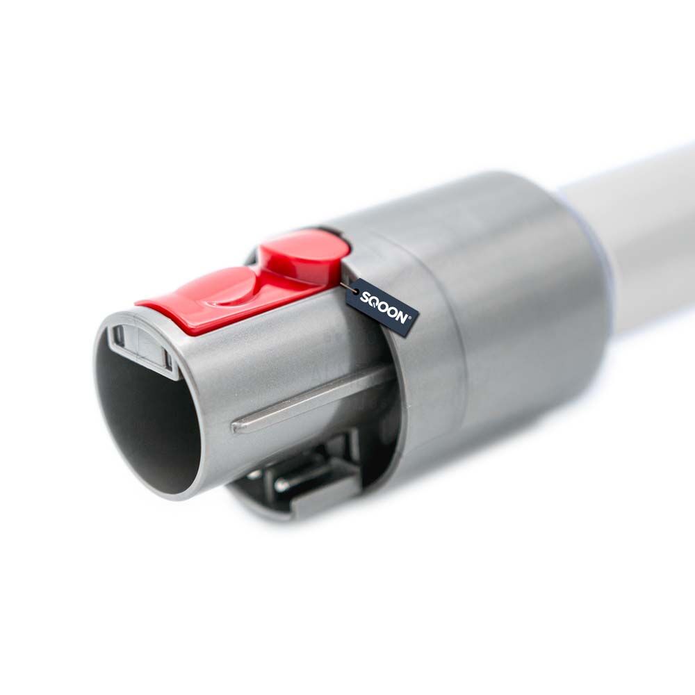 Nahaufnahme des immer-saugut Saugrohrs Dyson V7, V8, V10 und V11 silbergrau kompatibel, mit rotem Knopf und Riegel auf weißem Hintergrund. Das Etikett "SPOON" ist sichtbar und weist auf die Kompatibilität mit verschiedenen Dyson Modellen hin.