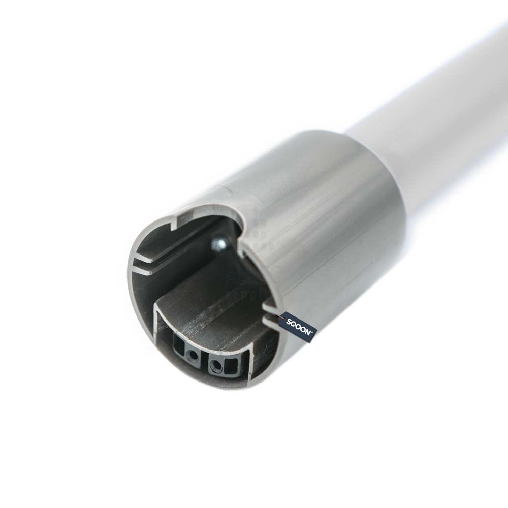 Nahaufnahme des immer-saugenden Saugrohrs Dyson V7, V8, V10 und V11 silbergrau kompatibel, die den teilweise geöffneten inneren Mechanismus mit zwei elektrischen Anschlüssen und einem "SOMFY"-Etikett auf einem schlichten weißen Hintergrund zeigt.