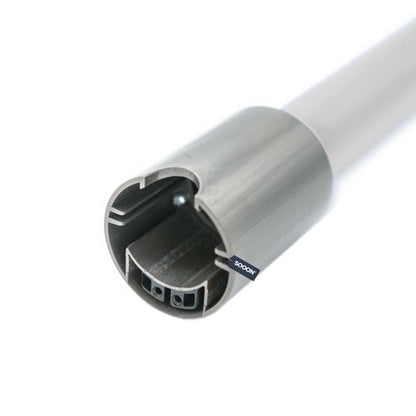 Nahaufnahme des immer-saugenden Saugrohrs Dyson V7, V8, V10 und V11 silbergrau kompatibel, die den teilweise geöffneten inneren Mechanismus mit zwei elektrischen Anschlüssen und einem "SOMFY"-Etikett auf einem schlichten weißen Hintergrund zeigt.