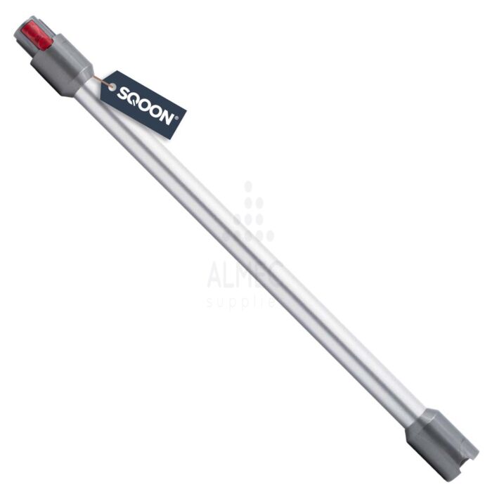 Ein silbergraues Saugrohr Dyson V7, V8, V10 und V11 kompatibel von immer-saugut mit grauen Kunststoff-Enden und kleinem roten Knopf; ein schwarzes "SQOON"-Etikett ist an einem Ende befestigt. Präsentiert vor weißem Hintergrund.
