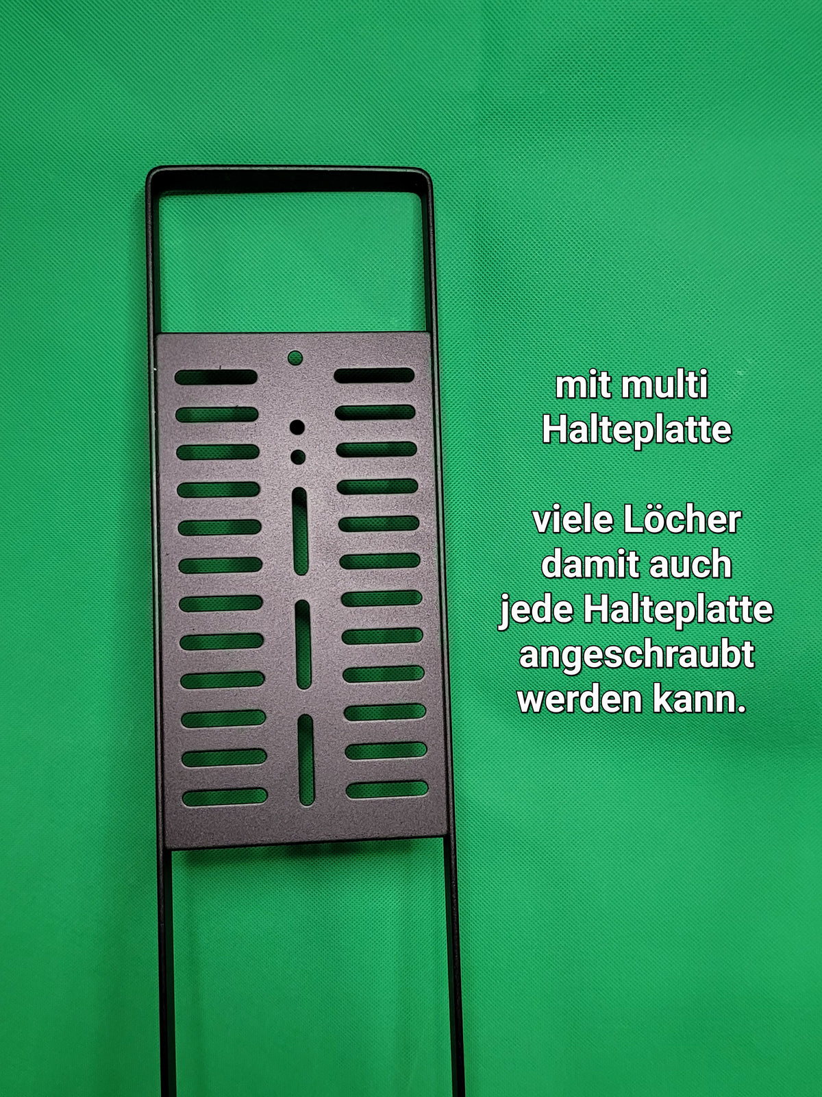 Ein schwarzer, freistehender Ständer für Akku-Staubsauger (Art.-Nr. 93444) steht vor einem hellgrünen Hintergrund und verfügt über eine rechteckige Platte mit verschiedenen Schraublöchern sowie eine praktische Halterung für Befestigungsplatten.