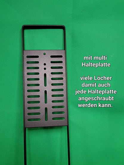 Ein schwarzer, freistehender Ständer für Akku-Staubsauger (Art.-Nr. 93444) steht vor einem hellgrünen Hintergrund und verfügt über eine rechteckige Platte mit verschiedenen Schraublöchern sowie eine praktische Halterung für Befestigungsplatten.