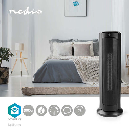 Ein großer, schwarzer Nedis SmartLife Heizlüfter WLAN Android™ / iOS 2000 W #2 steht auf einem weißen Boden vor einem Schlafzimmer; darunter befinden sich sechs Symbole, die die WLAN-Funktion, die Leistung von 2000 W, den Timer und den Schwenkbereich von 75 Grad anzeigen.