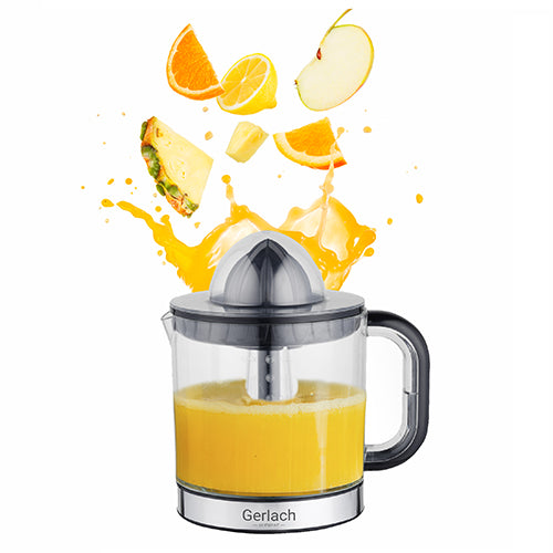 Eine durchsichtige elektrische Zitruspresse der Firma Adler Europe GmbH, gefüllt mit Orangensaft, steht auf einem weißen Hintergrund. Über der Saftpresse deuten spritzender Saft und schwimmende Fruchtstücke – Orangenscheiben, Apfel, Ananas und Zitrone – auf frischen Saft aus frischen Zutaten hin. Die elektrische Saftpresse verfügt über einen schwarzen Griff, einen silbernen Deckel und trägt den Namen Adler Europe.